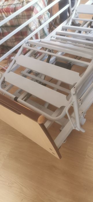 Cama hospitalar articulada eléctrica