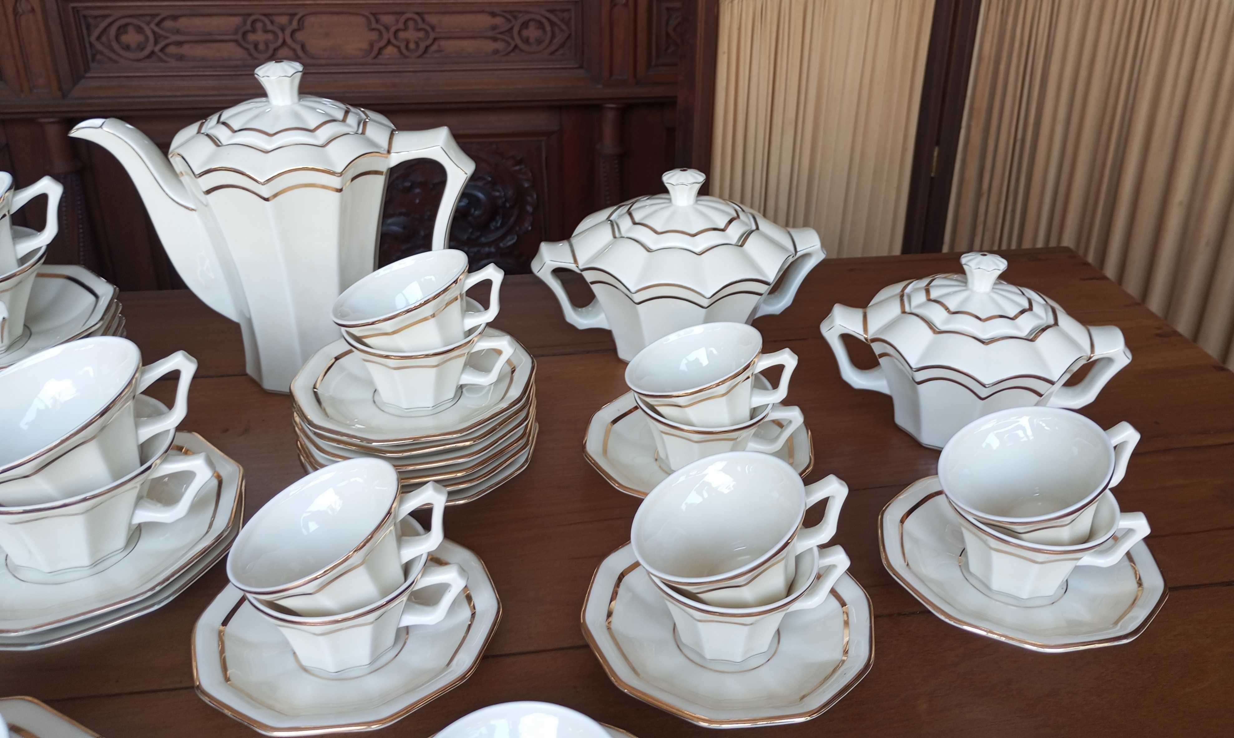 Antiga parte de serviço de café e chá em porcelana S.P. Coimbra