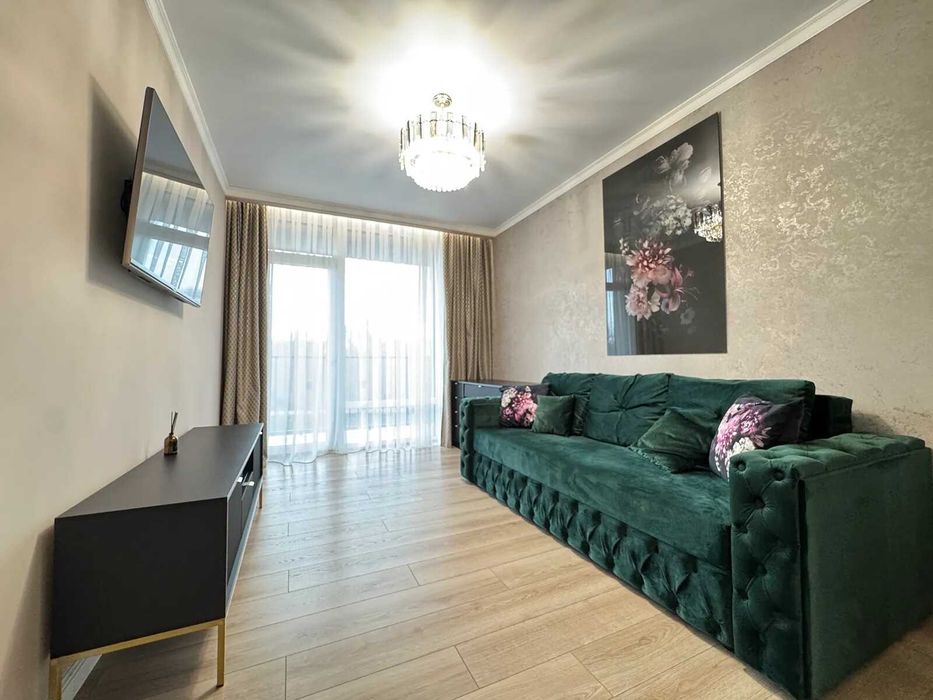 Трикімнатна з ремонтом та меблями