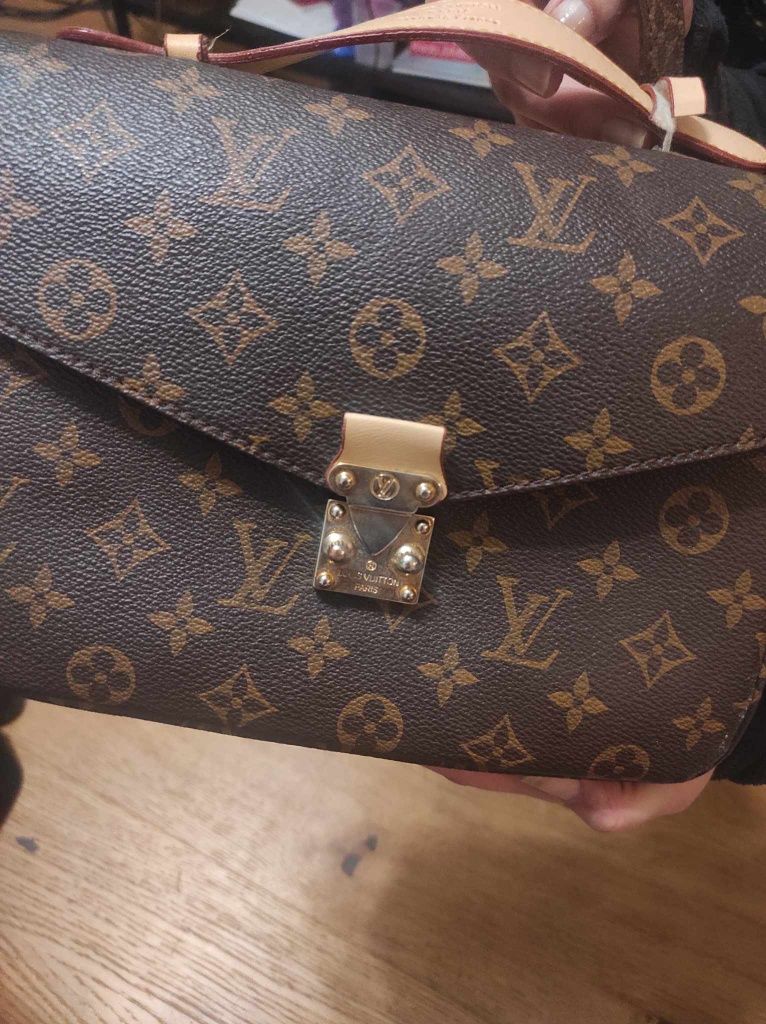 Piękna torebka Louis  Vuitton uszkodzona