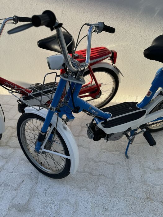 Honda Amigo PF50 Vermelha e outra Azul