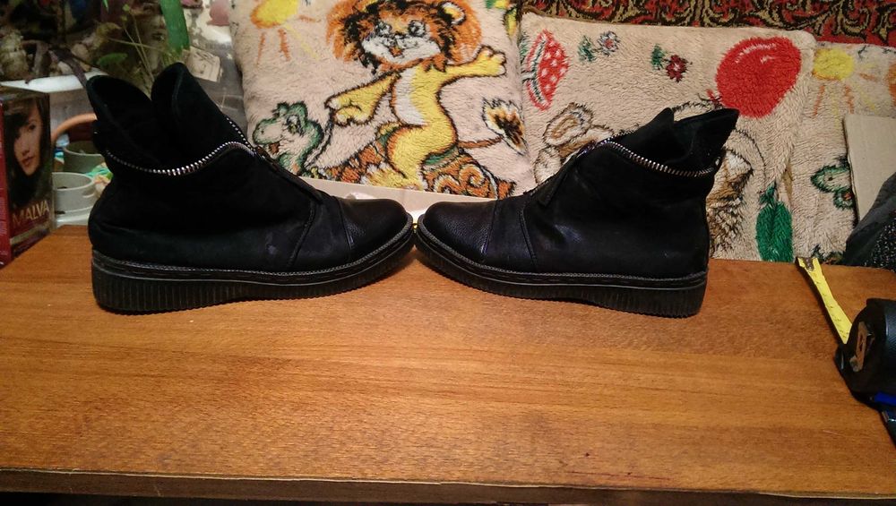 Женские стильные кожаные ботинки с молниями 38р. в отличном состоянии