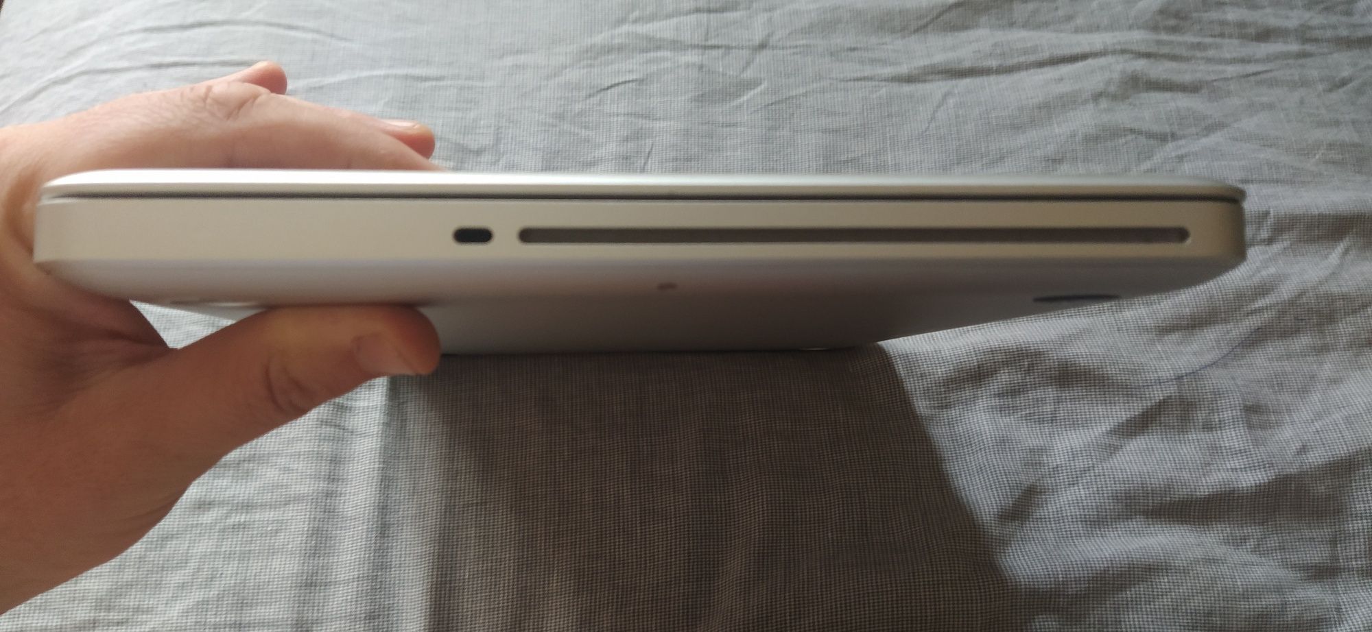 Apple A1278  без зарядного пристрою.