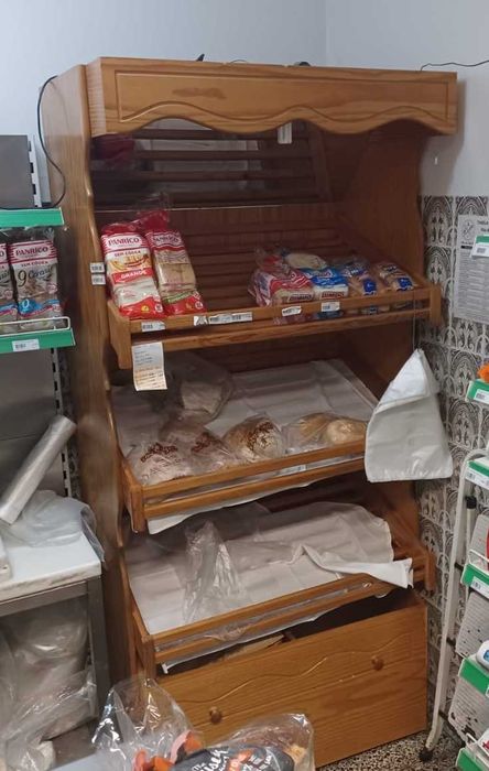 Expositor de pão com prateleiras e gavetão.