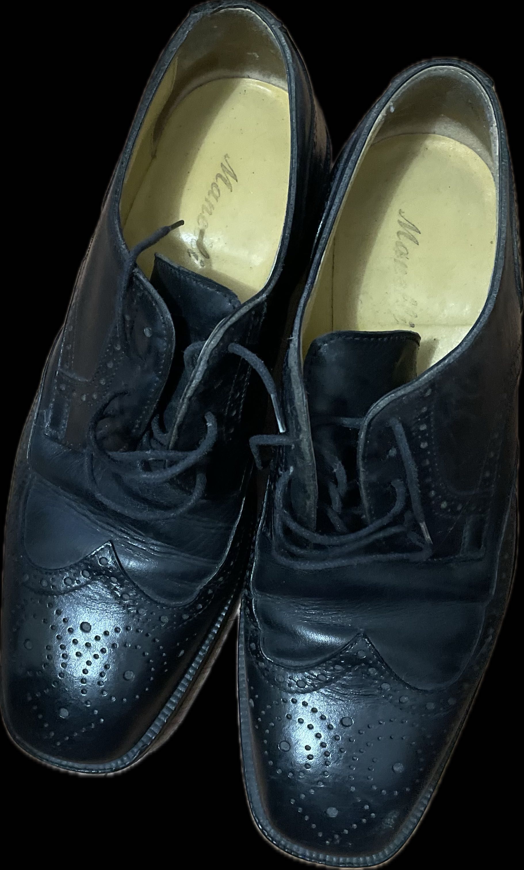 Sapatos em pele preto da marca Manelli