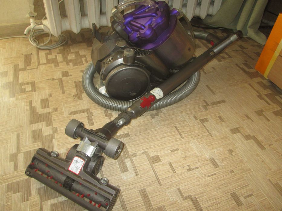 Пылесос Dyson с турбо щеткой