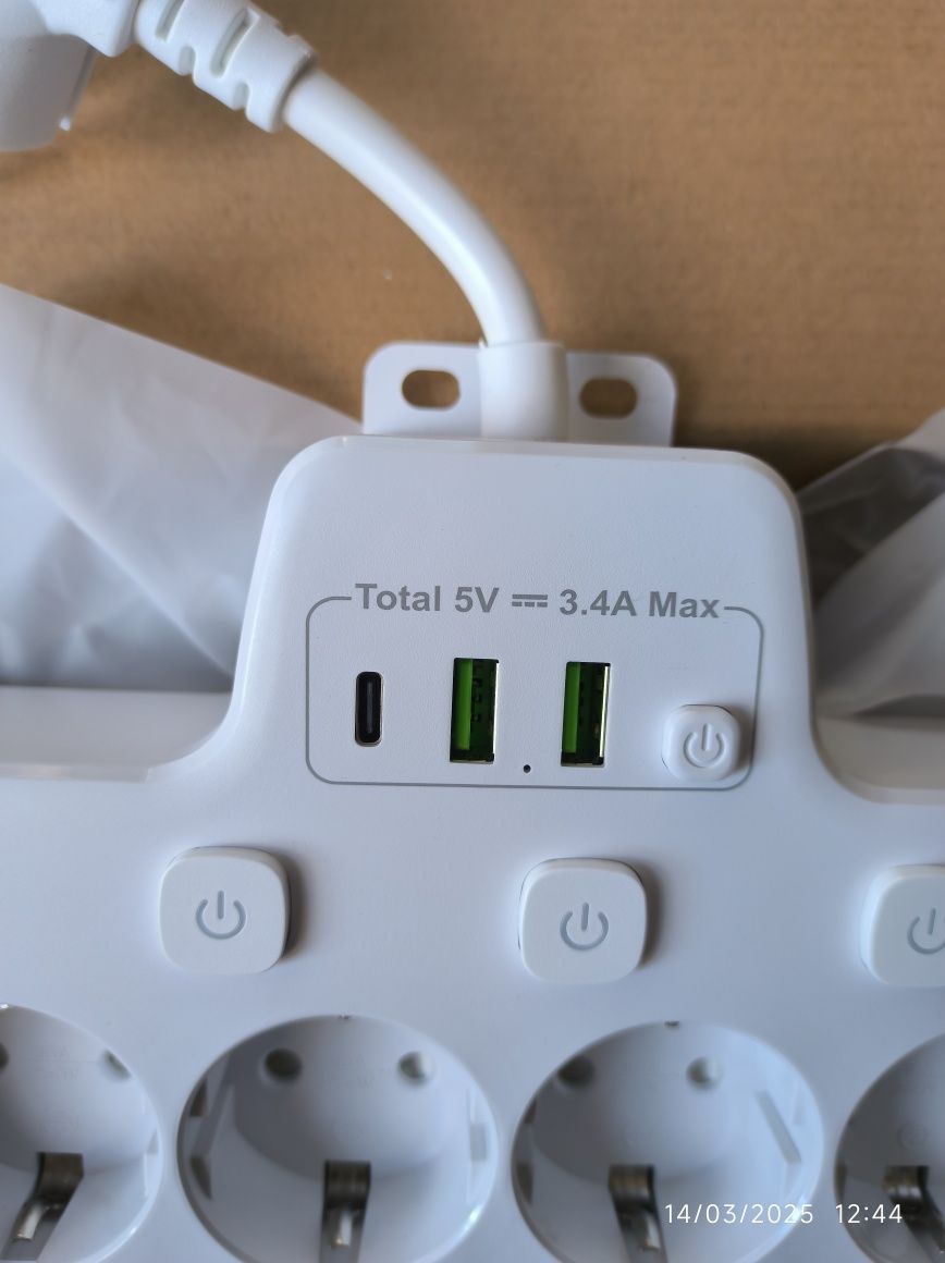 Adaptador de extensão de tomadas e USB A e C.