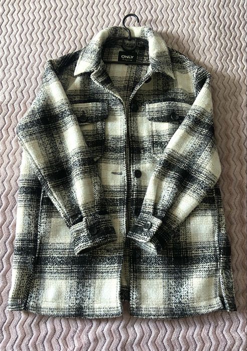 Тепла жіноча куртка-сорочка в клітинку