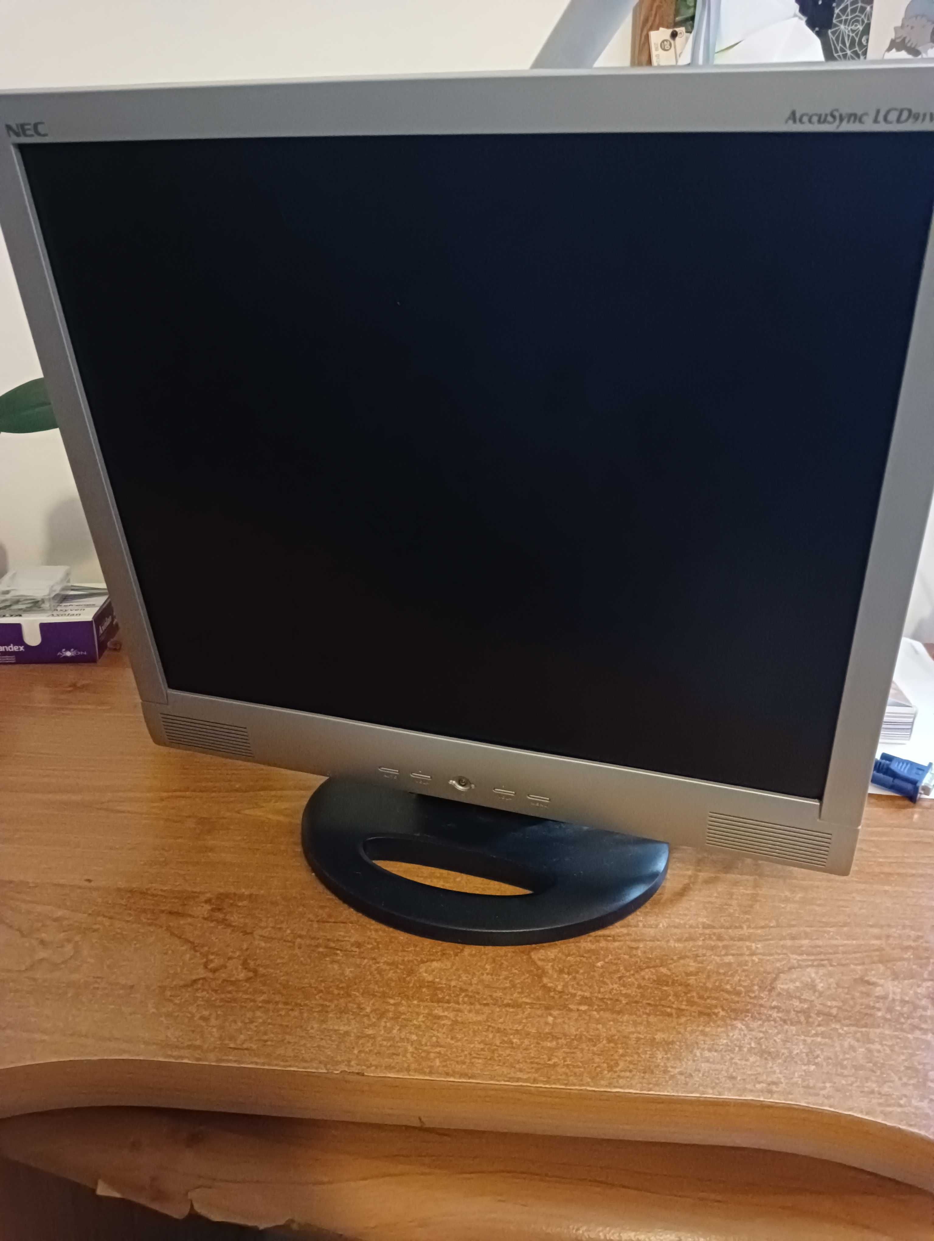 Zestaw monitor, komputer, klawiatura myszka