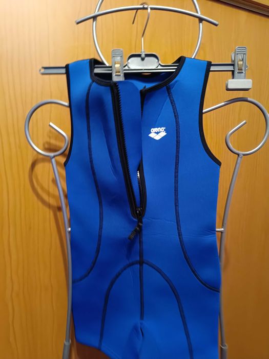Fato em neoprene para menino marca arena. 7/8 anos