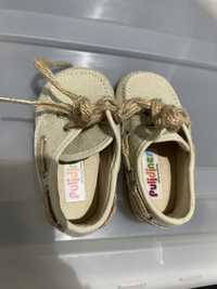 Sapatos bebe bege novos. Tamanho 19. 2 pares disponiveis.