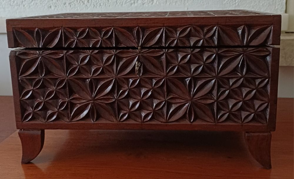 Caixa artesanal em madeira maciça com entalhe geométrico