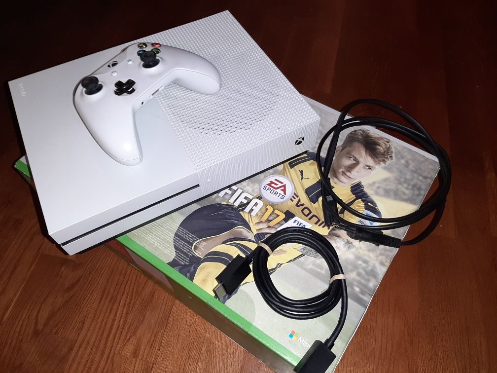 Konsola Xbox One S + pad + okablowanie + gra FIFA 17