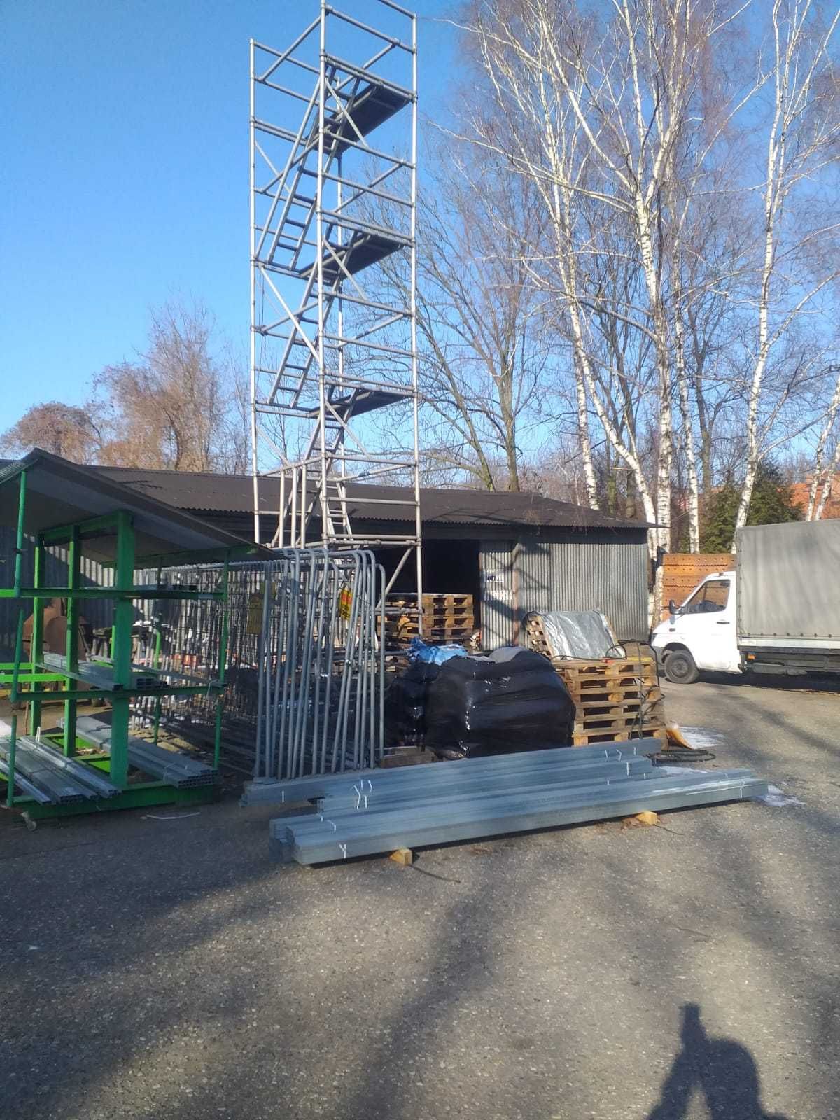 Rusztowanie aluminiowe jezdne z wewnętrzną klatką schodową.