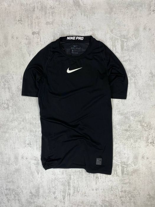 Nike Pro Dri-FIT: Компресійна футболка для тренувань