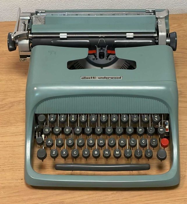 Máquina de escrever Olivetti,  com mala de mão