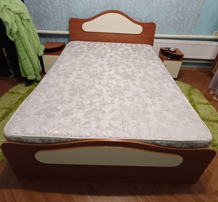 Кровать с тумбочками + зеркальный стол