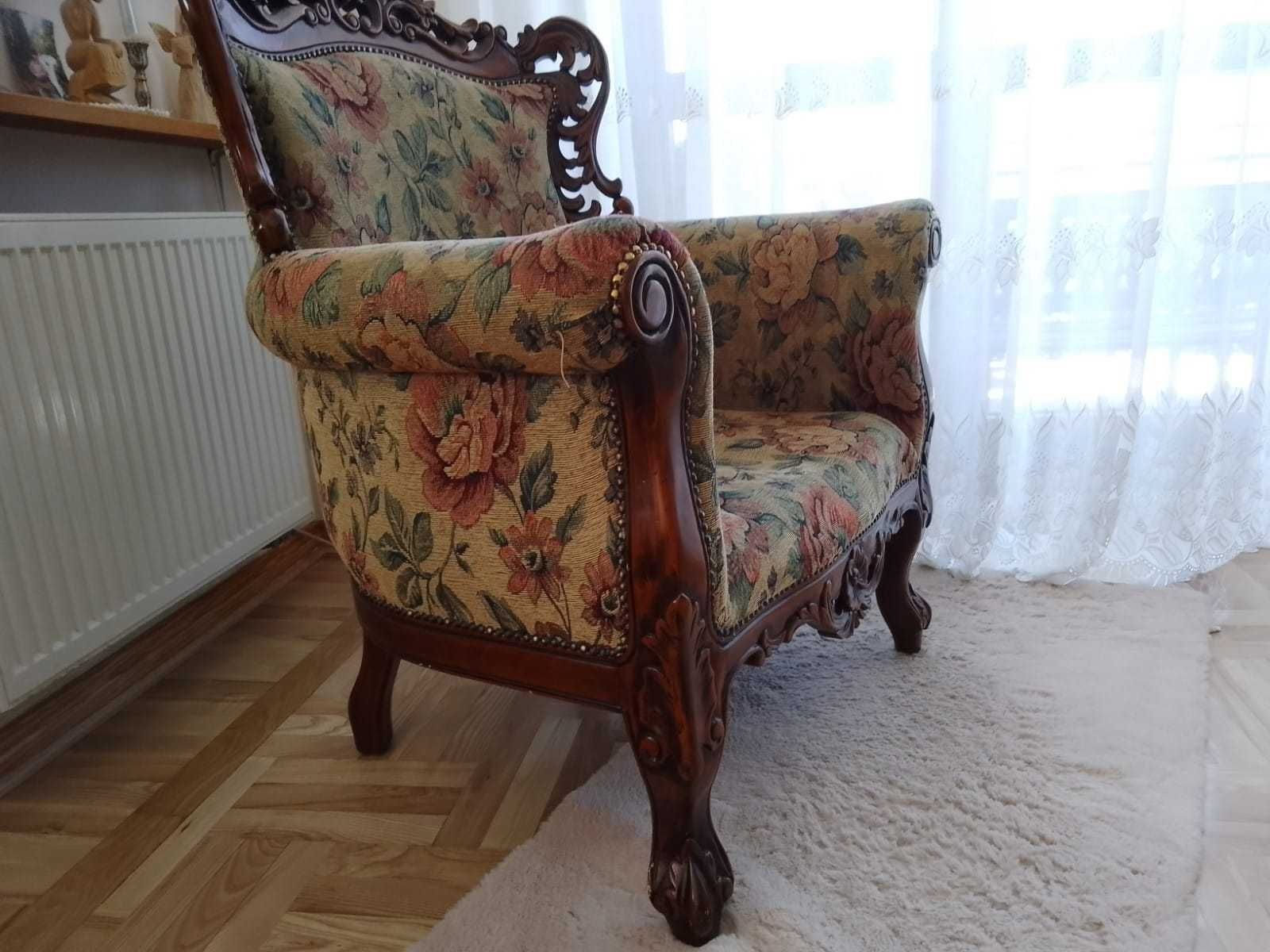 Fotel stylizowany z drewna egzotycznego.