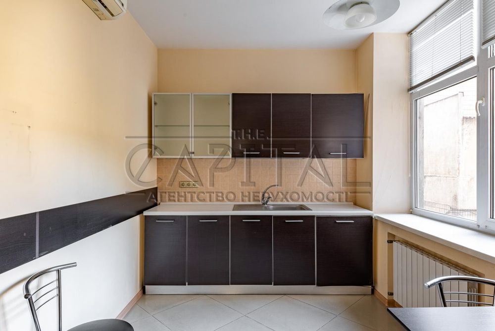 Оренда офісу 275 м² у центрі Києва, є меблі, декілька виходів, укриття