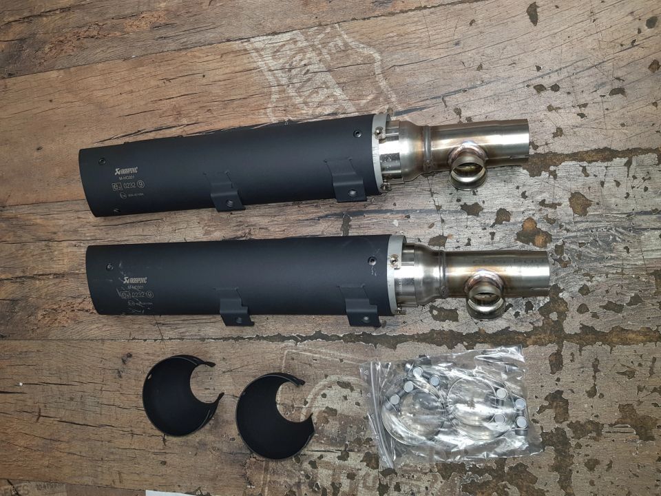 Fabrycznie nowe tłumiki Akrapovic Harley Davidson Sportster