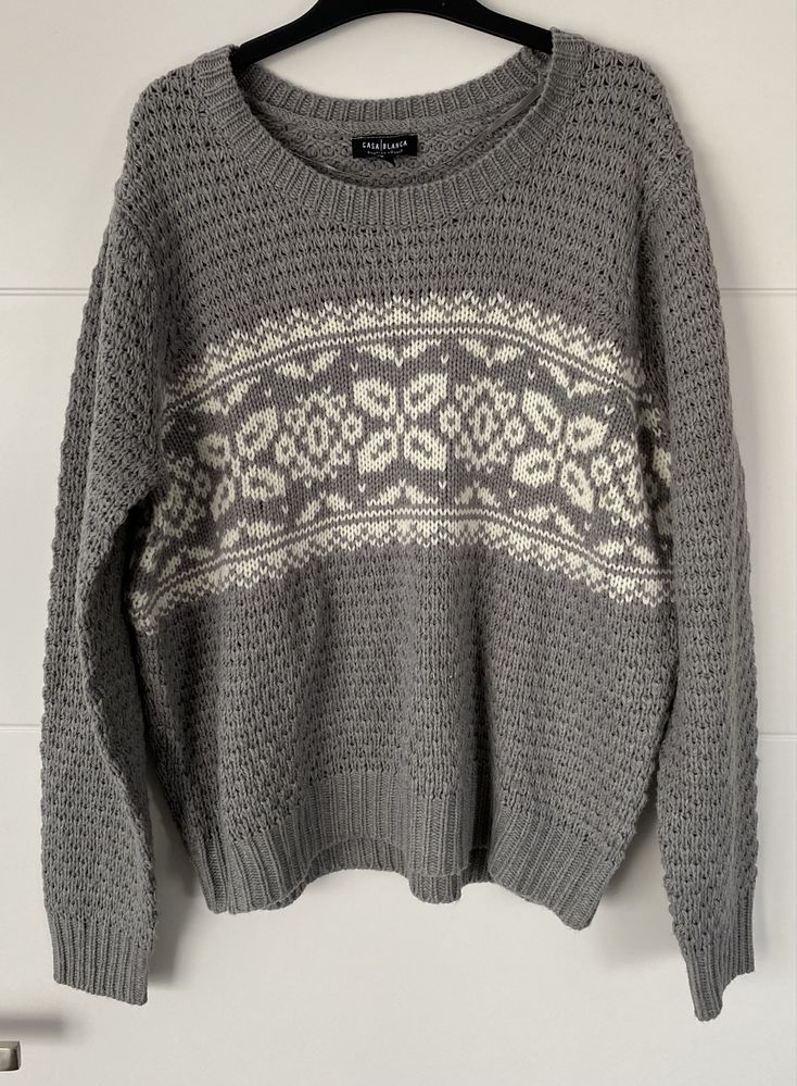 Sweter casual z białym wzorem szarość klasyka zimowy klimat