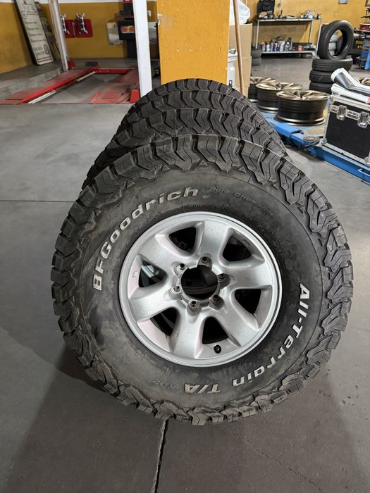 Jantes e pneus nissan 6x139.7 tudo novo com pernos e tampas 285-75R16