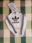 Сіре худі adidas, укорочене.