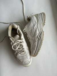 Белые кроссовки Zara