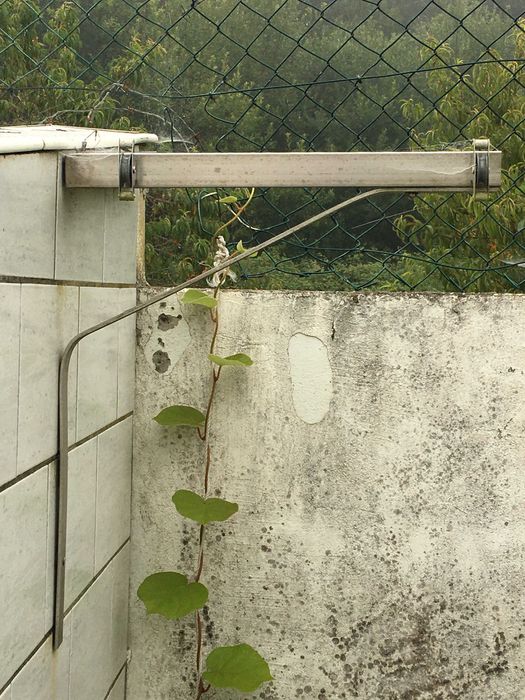 Estendal de inox com base de chão e suporte de parede