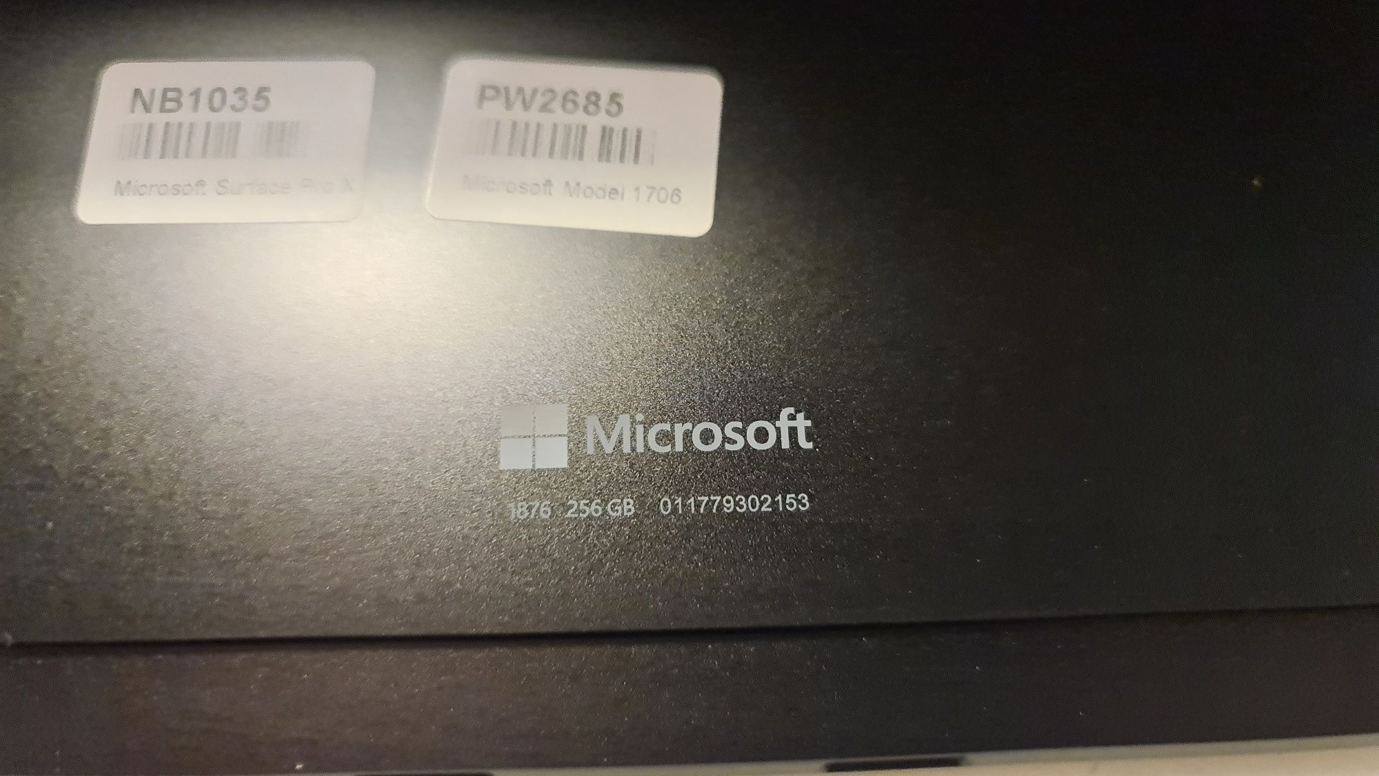Microsoft Surface pro X model 1706 13 циклов