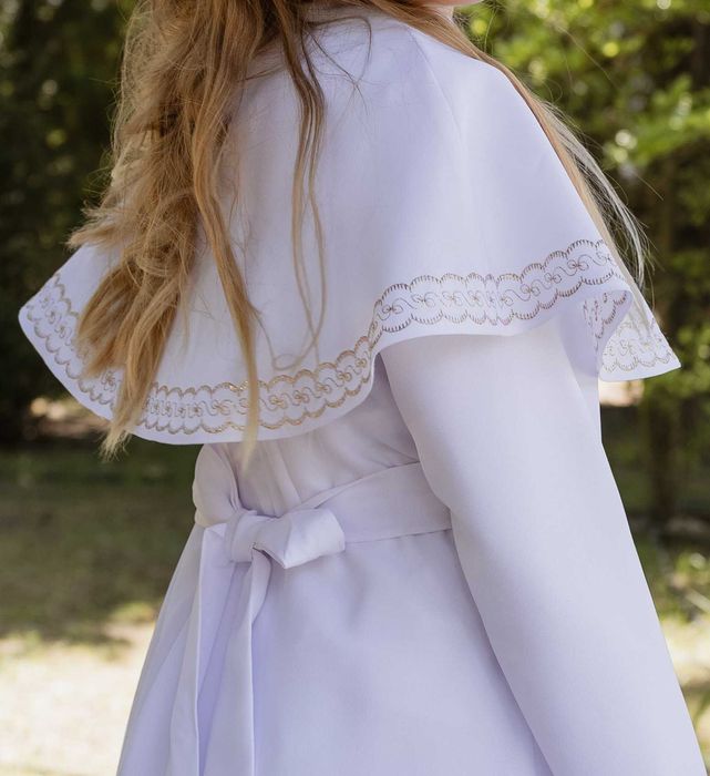 alba komunijna dla wysokiej dziewczynki