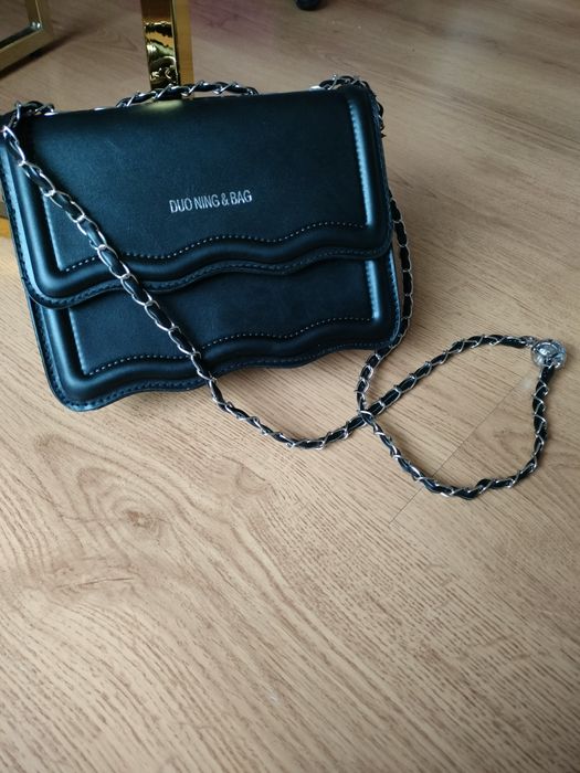 Nowa torebka czarna ekoskóra, listonoszka na łańcuszku, mała, eleganck