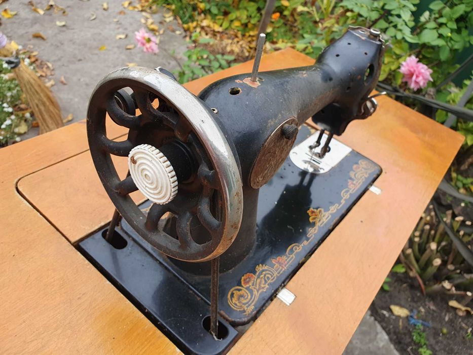 Швейна машинка зі столом