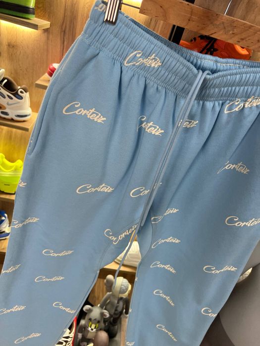 Штани Corteiz All Over Print Joggers Baby Blue