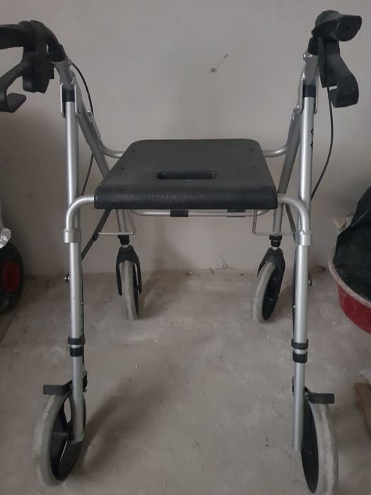 Ходунки, ролатор, візок для інвалідів