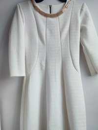 Biała sukienka z łańcuszkiem