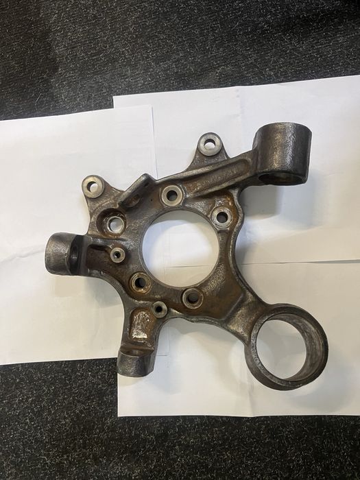 Задня ліва цапфа  поворотний кулак б/у MITSUBISHI PAJERO 2000-2021 р.