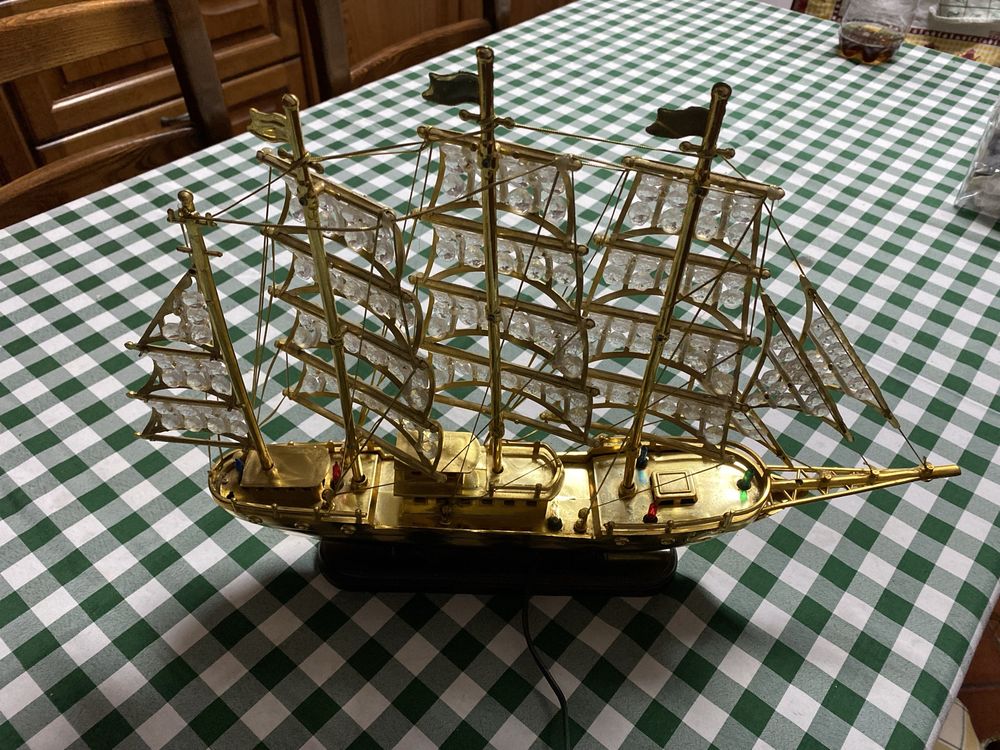 Barco decorativo com luzes e música