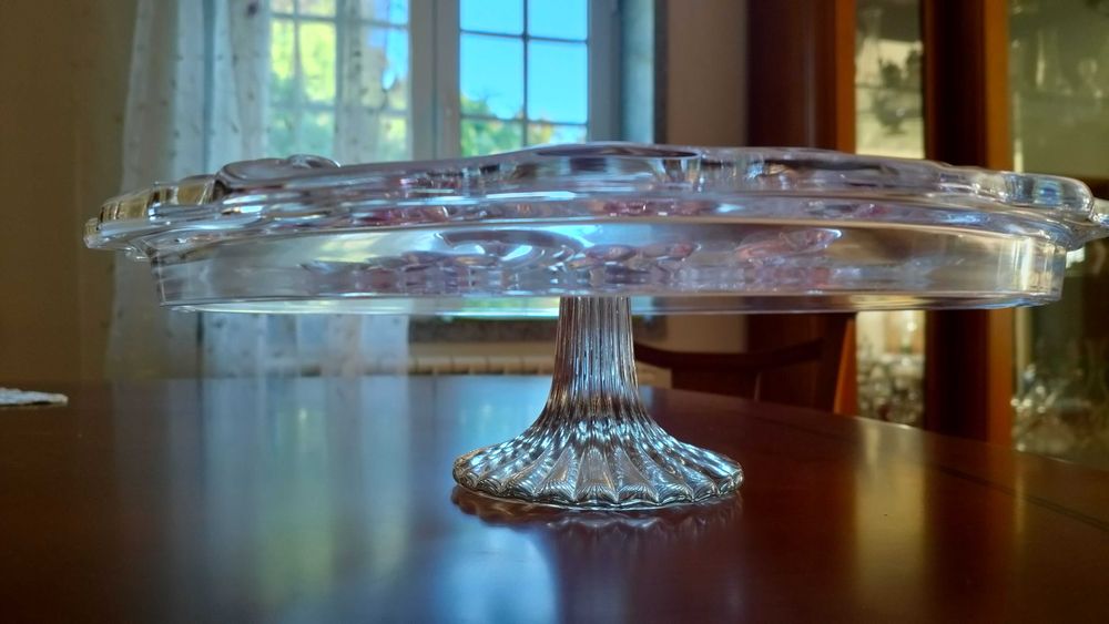 Prato de bolo em vidro com florès