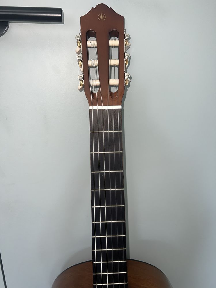 Гитара YAMAHA  C40  + чехол+ подножка +тюнер