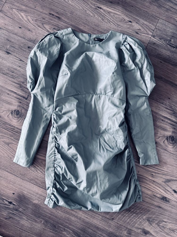 Zara sukienka woskowana skóra khaki z bufkami M