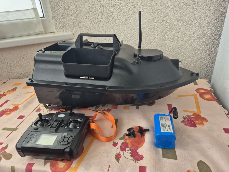 Кораблик прикормочний Flytec D8 (3 бункери) Black GPS, з сумкою