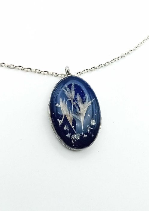 Owalny Wisiorek z Żywicy z Suszonym Kwiatem Chabru - Handmade