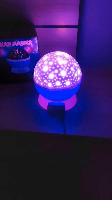 Projektor gwiazd, księżyca i nieba – obrotowa lampka nocna dla dzieci