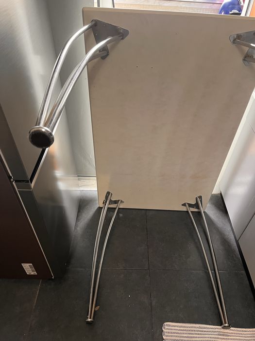 Vendo mesa com 4 cadeiras