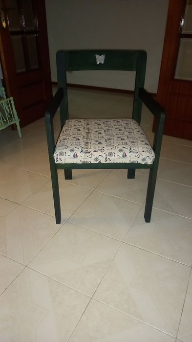 Cadeirão em madeira de pinho pintado de verde,em excelente estado. 
As