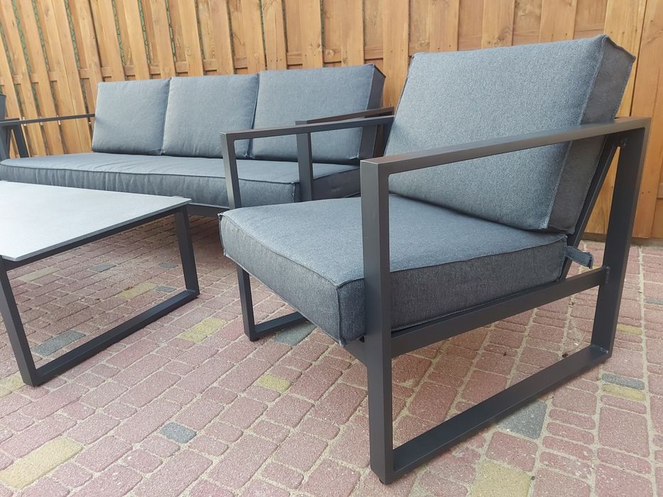 Dostępny zestaw meble ogrodowe Vonge sofa dwa fotele, stolik.