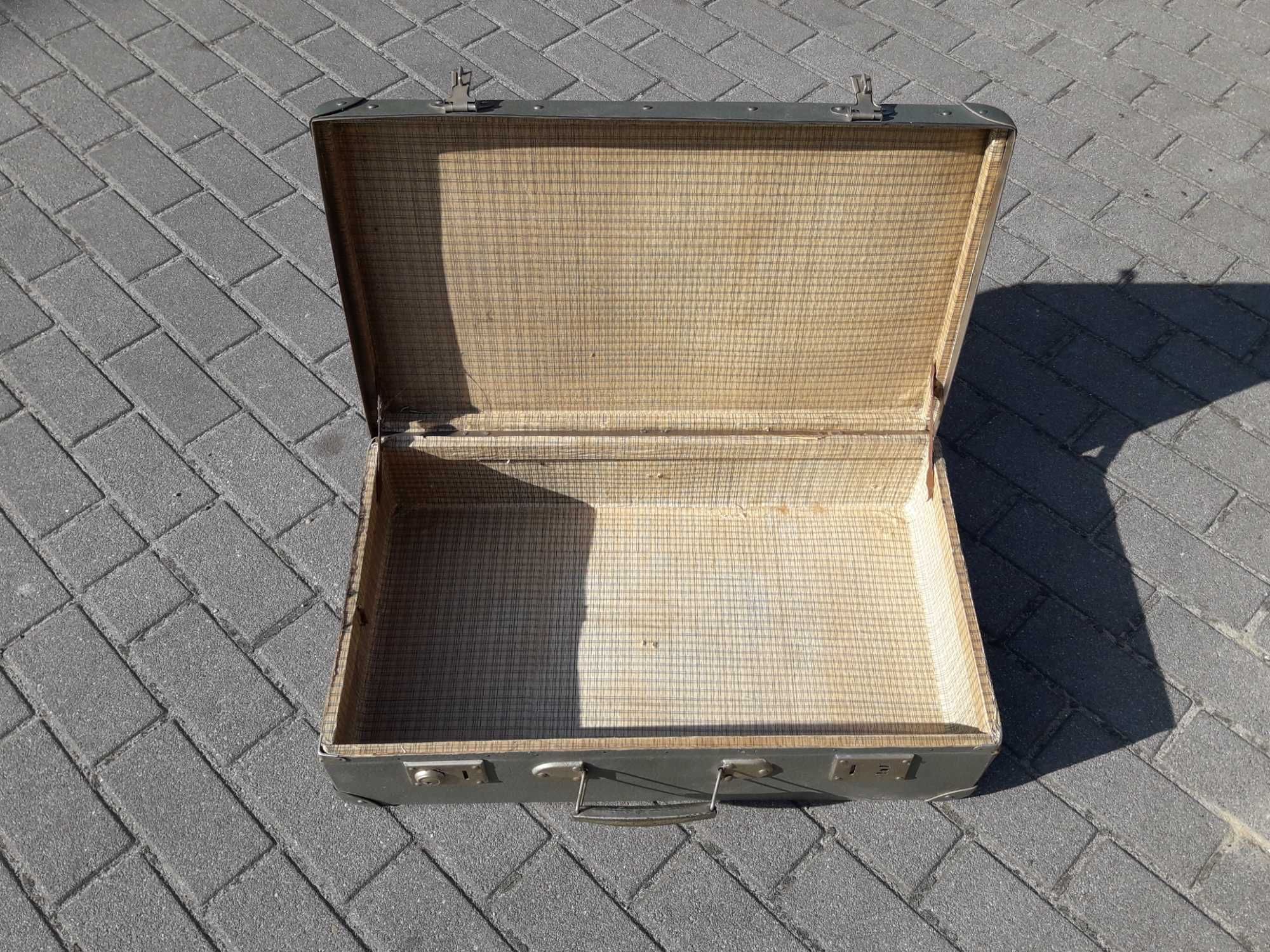 Stara walizka tekturowa z okresu PRL - u lata 60/70