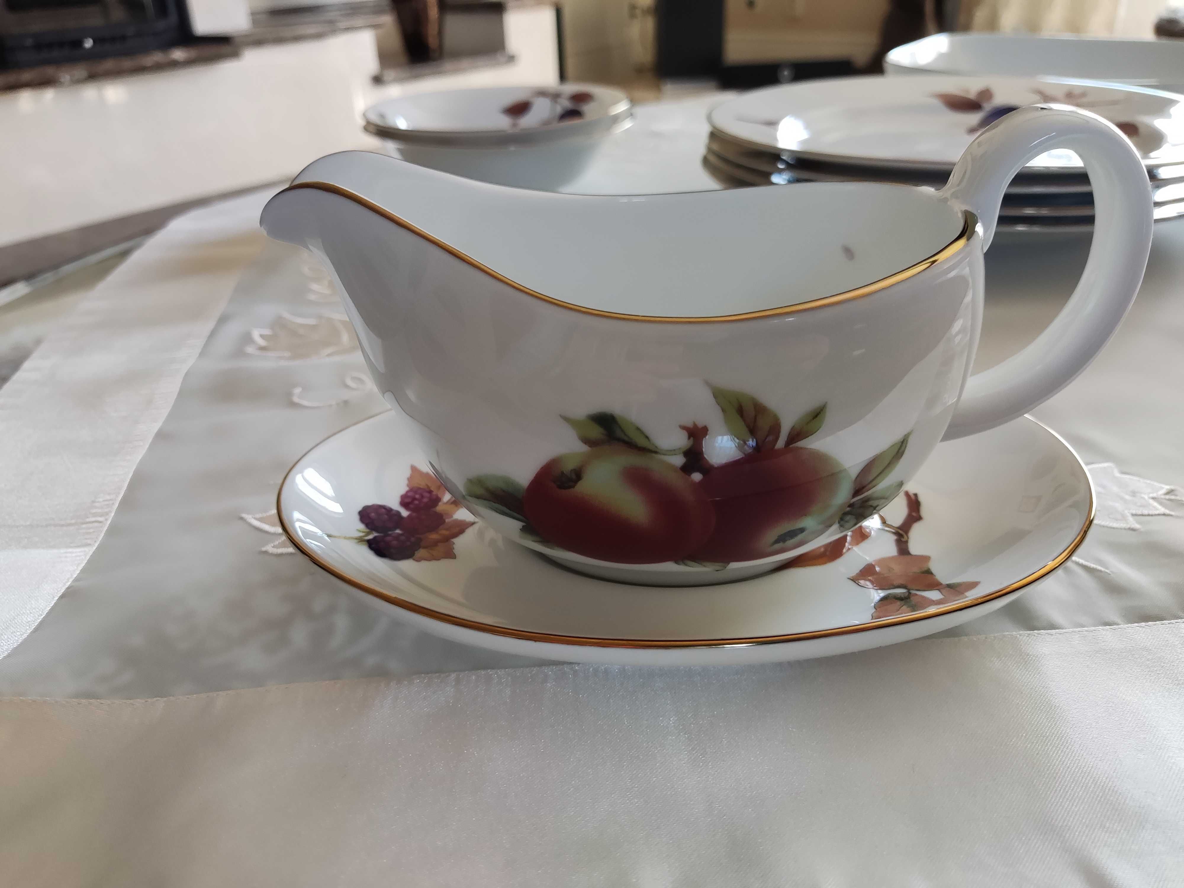 Sosierka z angielskiej porcelany Royal Worcester seria Evesham