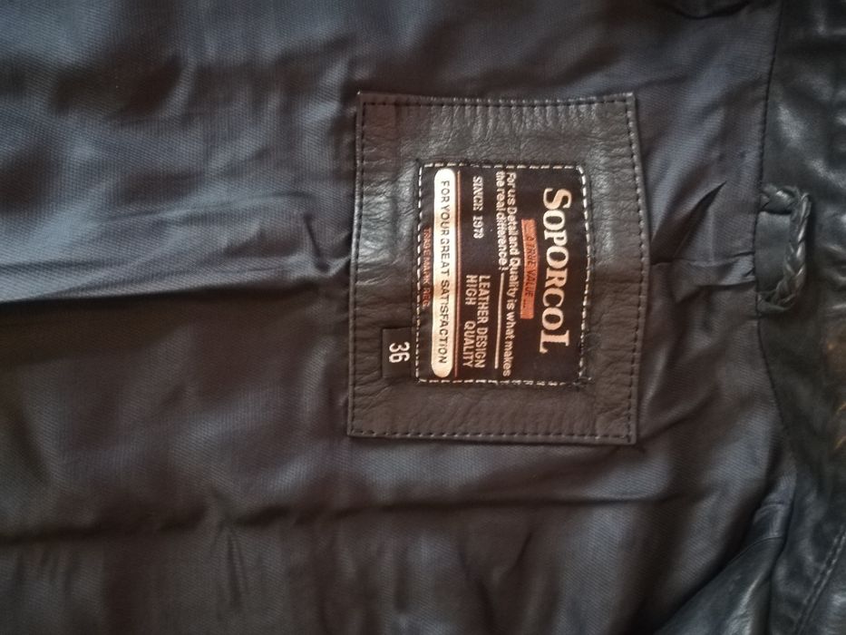 Casaco em pele, modelo vintage de cor preta, tamanho 36